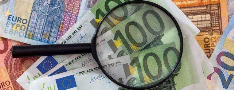 Forensisch financieel onderzoek: briefgeld met een vergrootglas